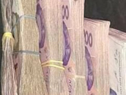 В Бердянске около мусорного бака нашли пакет с деньгами - владельца искали в соцсетях