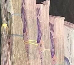 В Бердянске около мусорного бака нашли пакет с деньгами - владельца искали в соцсетях