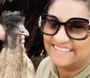 Селфі до добра не доводять: страус висмикнув і проковтнув дорогу сережку з вуха відвідувачки зоопарку