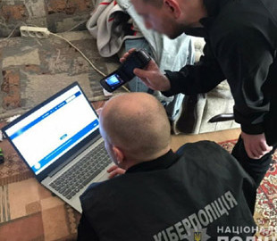 На Кіровоградщині кіберполіція викрила шахраїв, які заволоділи коштами родини вимушених переселенців