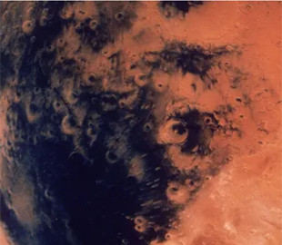 Китайский марсоход прислал на Землю первые фото с Марса