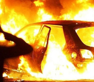 Нічна пожежа та шантаж у Telegram: поліція розслідує підпал Land Rover у Кременчуці