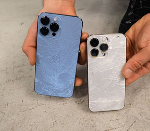 Новые флагманы Apple испытали в серии падений на бетонный пол