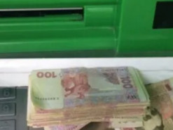 В Украине участились случаи мошенничества с банкоматами: как не стать жертвой