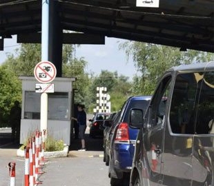 Виїзд за кордон для українців: один із пунктів пропуску тимчасово припинив працювати