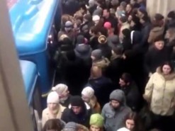 В метро Киева произошло ЧП из-за девушки, уронившей iPhone