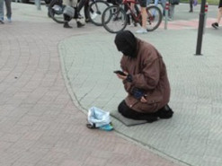 У Чернівцях у жінки, яка просила милостиню посеред вулиці, помітили iPhone