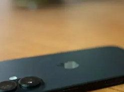 Чому не варто залишати телефон екраном догори на столі: є кілька причин