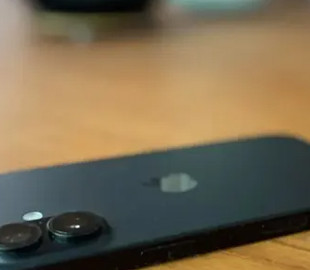 Чому не варто залишати телефон екраном догори на столі: є кілька причин