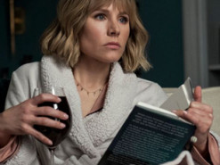 Netflix показал трейлер фильма «Женщина в доме напротив девушки в окне» с Кристен Белл