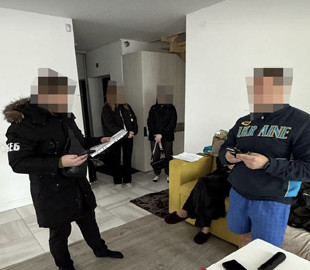 В Україні викрили групу, що розплачувалась фальшивими доларами за техніку