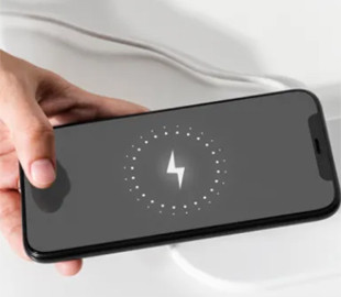 Українці часто роблять цю помилку: фахівець пояснив, чому телефон не можна заряджати на 100%