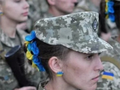 Як і чоловікам. Військовозобов'язаним жінкам заборонять виїзд за кордон