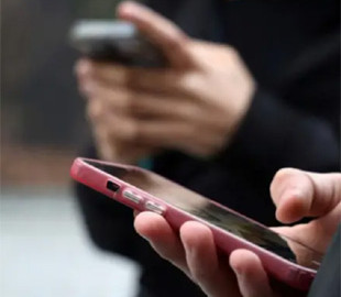 ЄС планує запропонувати заборону на використання соцмереж та чат-ботів з ШІ для дітей до 15 років