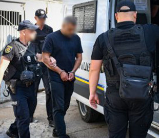 Правоохоронці затримали чоловіків, які пограбували поштомат