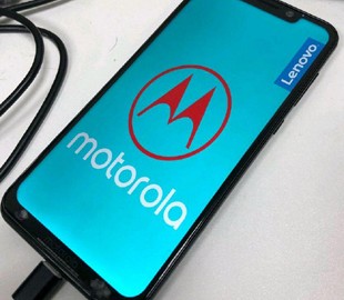 Появилось первое «живое» фото смартфона Motorola One Power с вырезом вверху экрана