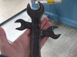 Интернет-мошенник вместо iPhone отправил покупателю гаечный ключ