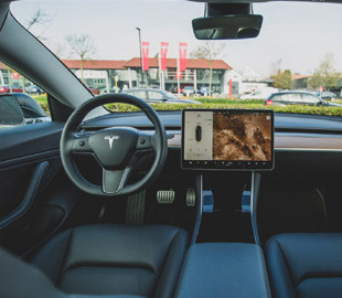 Обновление Tesla сделало вождение в режиме автопилота на 50% безопаснее