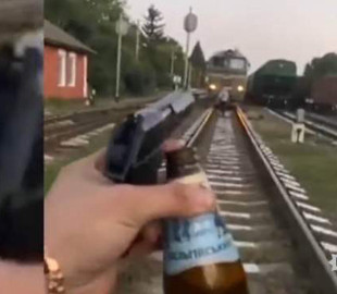 Ради видео в Instagram: в Винницкой области пьяные мужчины бегали по колее и стреляли в поезд