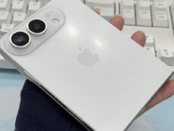 З’явилися знімки першого складаного iPhone з логотипом Apple
