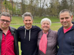 Олександр Педан показав рідкісне фото зі своїми старшими братами та мамою