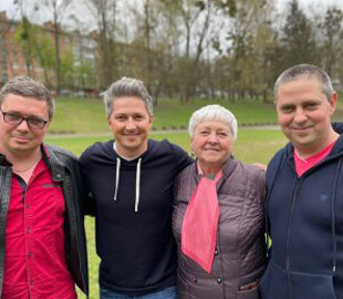 Олександр Педан показав рідкісне фото зі своїми старшими братами та мамою