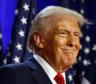 Трамп "абсолютно" вірить, що виробництво iPhone можна перенести до США, - Білий дім