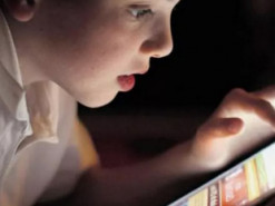 У дітей, які без міри "сидять" у смартфоні, можуть погіршитися зір і слух