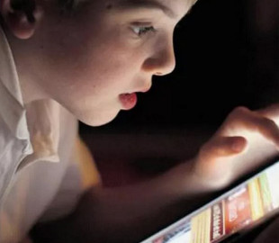 У дітей, які без міри "сидять" у смартфоні, можуть погіршитися зір і слух