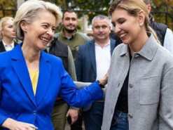 У широких джинсах та жакеті-сорочці: Олена Зеленська відвідала школу в Ірпені