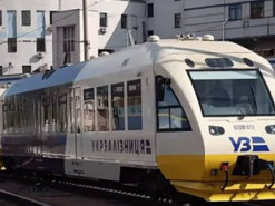 Квитки залишаються дійсними: «Укрзалізниця» заспокоїла пасажирів, які запізнилися на потяги через атаку дронів