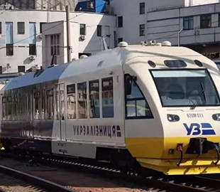 Квитки залишаються дійсними: «Укрзалізниця» заспокоїла пасажирів, які запізнилися на потяги через атаку дронів