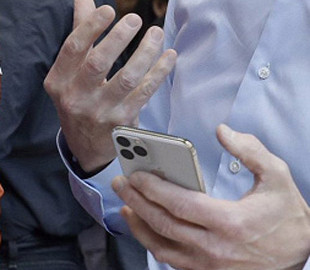 Новый iPhone в руках Тима Кука оказался подделкой