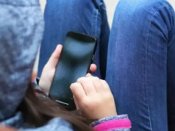 Психолог рассказал, как "отлипнуть" от экрана смартфона