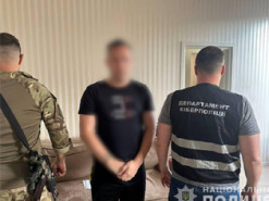 Поліцейські ліквідували шахрайський кол-центр, де громадян Латвії ошукали майже на 11 мільйонів гривень