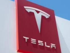 Завод Tesla в Німеччині: кого братимуть на роботу і скільки отримуватимуть робітники