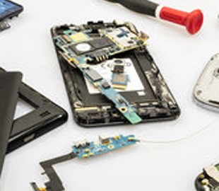 Компании Motorola и iFixit выпустили наборы для самостоятельного ремонта смартфонов