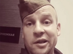 «Звання — старий лейтенант». Зірка Кварталу 95 Юрій Великий висміяв видачу повісток пенсіонерам у Росії