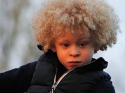 Мать случайно сфотографировала сына и сделала его звездой сети