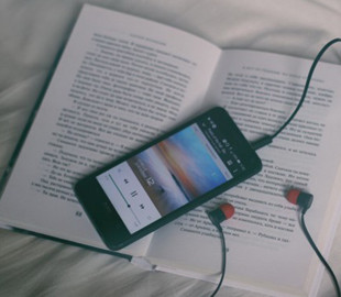 Мужчина умер из-за игры на смартфоне со включенной зарядкой