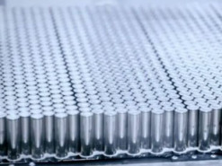 Tesla будет покупать больше японских аккумуляторов Panasonic