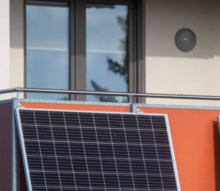 Сонячна панель на балконі: прості рішення для автономного живлення техніки