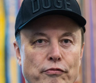 Ілон Маск з'явився на прощальній пресконференції з підбитим оком: що сталося