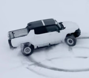 Электромобиль GMC Hummer EV показал свои способности в снегу