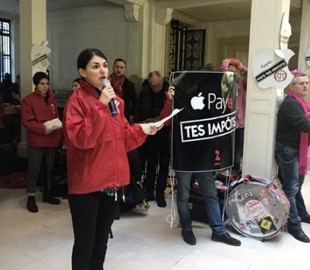 Протестующие ворвались в Apple Store и потребовали от Apple денег