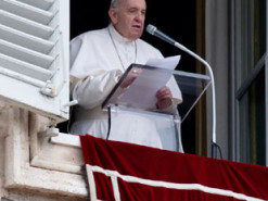 "Варварська атака": Папа Римський засудив удар РФ по торговому центру в Кременчуці