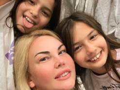 Камалія без макіяжу замилувала світлиною з двома доньками після тривалої розлуки