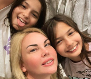 Камалія без макіяжу замилувала світлиною з двома доньками після тривалої розлуки