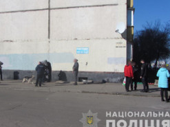 В Харькове мужчина посреди улицы напал на женщину и отобрал у нее телефон