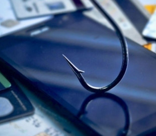 Телефонный мошенник обманул женщину на 900 долларов